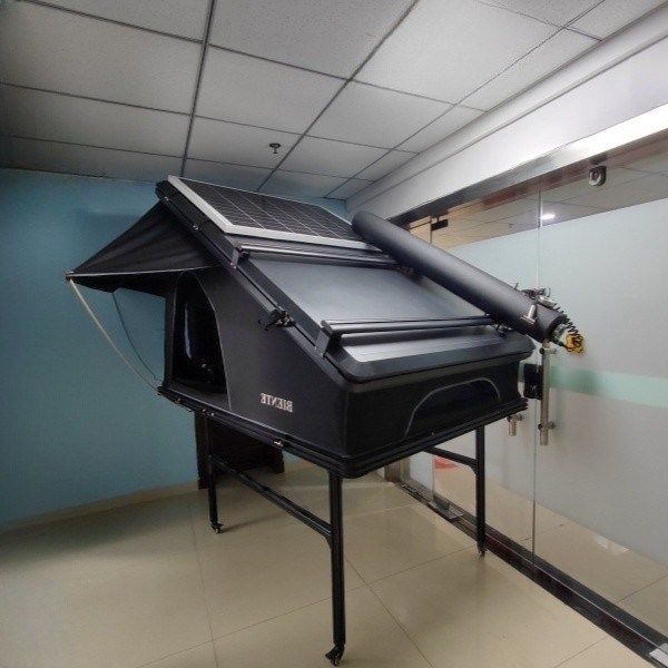 Aluminum Hard Shell Roof Top Tent Quick Setup With Water Tank And Solar Panel